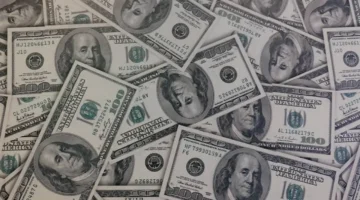 تراجع جديد.. سعر الدولار أمام الجنيه بختام تعاملات الأحد في البنوك المصرية